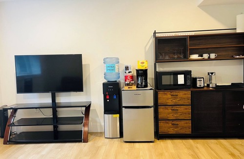 Bedford House | Cozy Private Walk-in Basement | Bed, Living Room & Kitchenette!