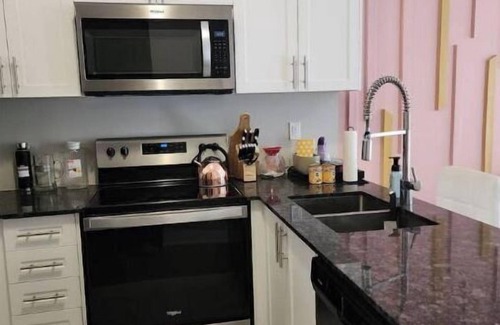 Lawrence Heights Hotel | Cozy Property in Toronto with Free Parking-WIFI, steps away from subway station