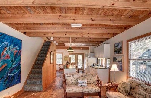 Ocean Hill House | Cozy, Quaint and Cute! Oceanside Corolla - 2 Bedrooms.