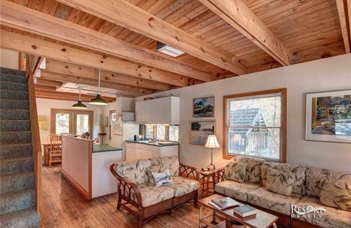 Ocean Hill House | Cozy, Quaint and Cute! Oceanside Corolla - 2 Bedrooms.