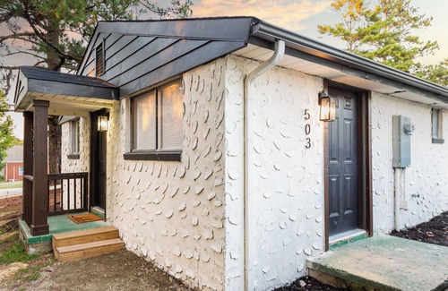 Fuquay-Varina House | Cozy Quay Private Pet-Friendly 2 BR Duplex WiFi King Bed