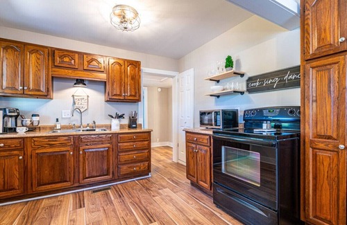 Decatur House | Cozy Queen 2BR Bungalow Convenient to Downtown