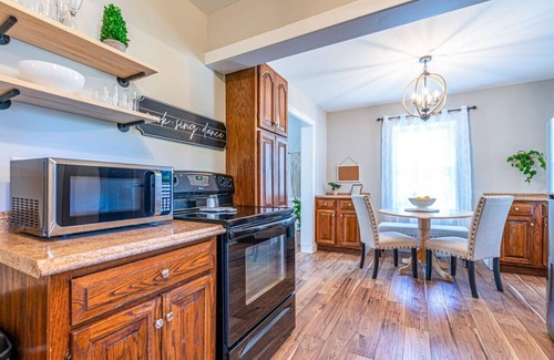 Decatur House | Cozy Queen 2BR Bungalow Convenient to Downtown