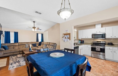 Springfield House | Cozy Queen Bed>18Mins- Beach/55" TV