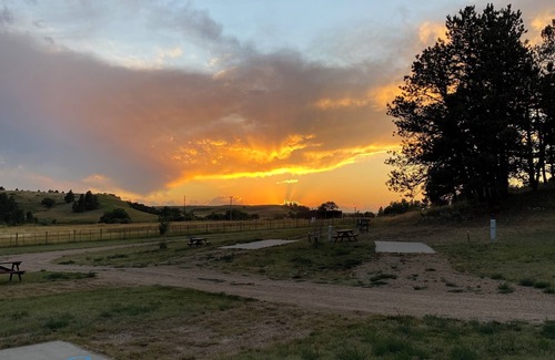Crook County Cabin | Cozy queen bed cabin with WiFi, fitness room in enchanting Aladdin