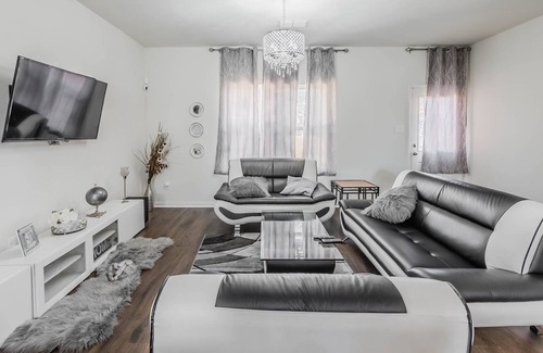 Dallas House | Cozy Queen Room with Full Kitchen, Washer&Dryer & Unlimited free Parking