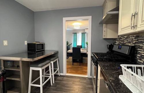 Queens House | Cozy Queens Retreat w/Family Amenities & Parking