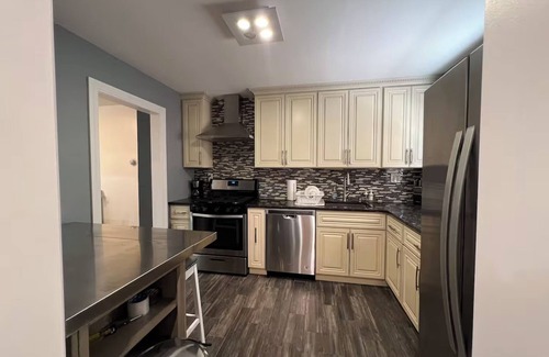Queens House | Cozy Queens Retreat w/Family Amenities & Parking