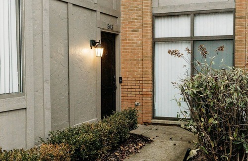Novi Apartment | ⭐️Cozy&Quiet 2 bedroom. King bed Hot Tub Pool🐕⭐️