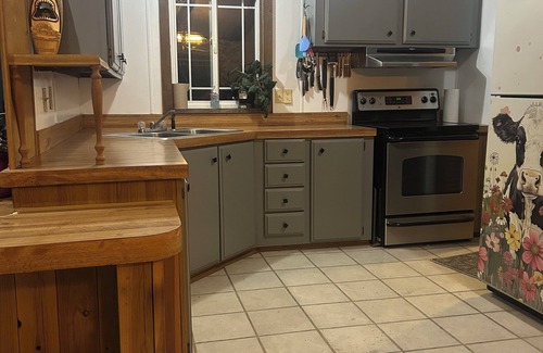 Sheridan House | Cozy, quiet 3bdrms ,2bath, 2acres. Dog frndly with fee