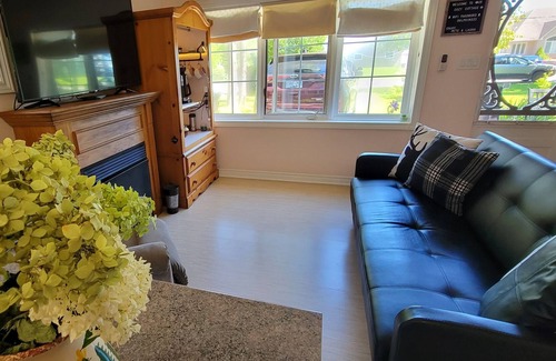 Victoria Harbour Cottage | Cozy, quiet cottage Relaxing getaway!