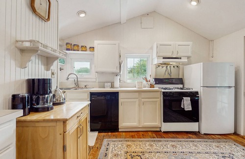 Plymouth House | Cozy quiet cottage: just a short walk to beach, AC & screened porch