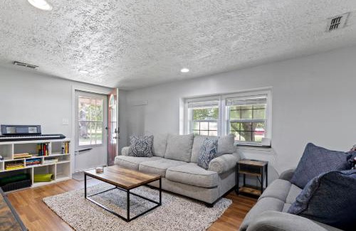 Indianapolis House | Cozy & Quiet Home Away from Home - 3 Beds 2 Baths - Fully Fenced Yard