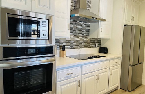 Beverly Green House | Cozy quiet home near the the strip