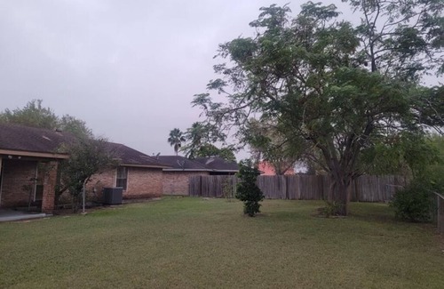 Brownsville House | Cozy Quiet House in the heart of Brownsville