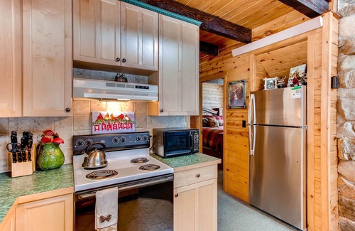 Valley of the Sun Cabin | Cozy Quiet Log Cabin in the Woods w/Epic Views, Fireplace - Whimsical Hollow