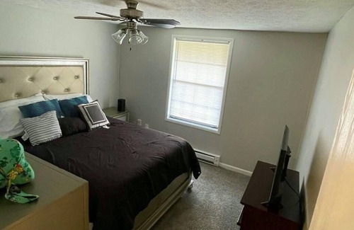Reynoldsburg Apartment | Cozy, quiet one bedroom apartment. Groceries, restaurants, and clothing close.