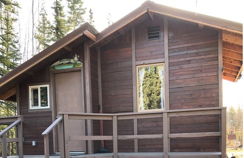 Houston Cabin | Cozy quiet One Bedroom Cabin with short walk to Little Susitna River in Houston.