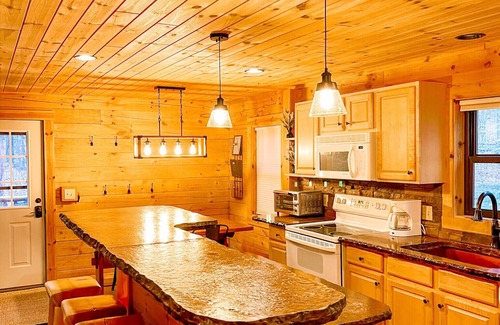 Bellaire Cabin | Cozy & Quiet Shanty Creek Log Cabin 1 mile to Schuss Mountain Golf Course