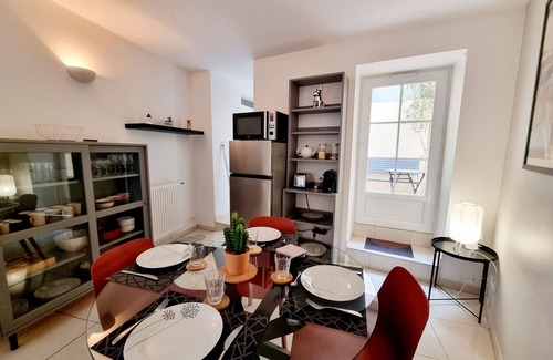 Angouleme House | Cozy quiet townhouse with patio