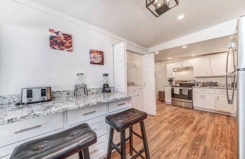 Globe House | Cozy, Quiet, Updated Home * KING Master Bedroom * Wifi * close to hospital/mines