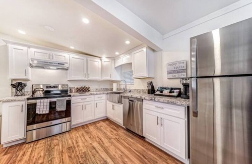 Globe House | Cozy, Quiet, Updated Home * KING Master Bedroom * Wifi * close to hospital/mines