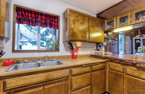Woodlands Cabin | Cozy Quiet wooden cabin in enchanting Big Bear, AC, Heat, WiFi, King bed, pet fe