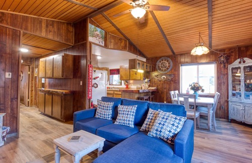 Woodlands Cabin | Cozy Quiet wooden cabin in enchanting Big Bear, AC, Heat, WiFi, King bed, pet fe