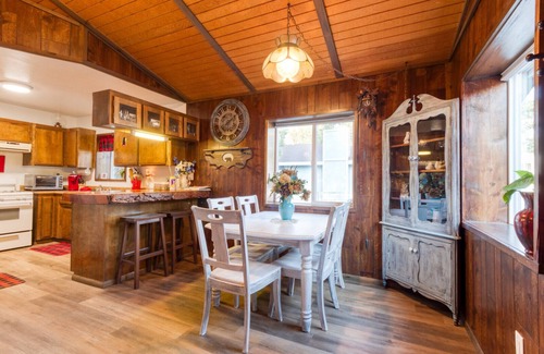 Woodlands Cabin | Cozy Quiet wooden cabin in enchanting Big Bear, AC, Heat, WiFi, King bed, pet fe