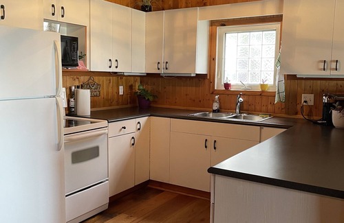 Central Alberta Cabin | Cozy Quiet Year-Round Cottage on the Lake w/Hot Tub