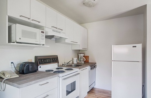 Saint Ferreol les Neiges Condo | Cozy retreat Mountain View’s on Mont Sainte Anne, 1 bedroom condominium AC