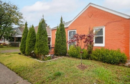 Kamm's Corners House | Cozy Ranch Bungalow in West Park - Clevelandn
