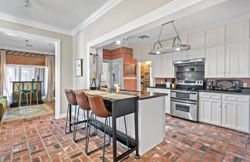 Prien House | Cozy Ranch House with Pool