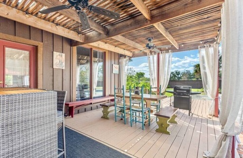 Prien House | Cozy Ranch House with Pool