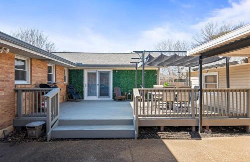 Nashville House | Cozy Ranch Retreat-Large Deck & Yard-10 Mins to Downtown