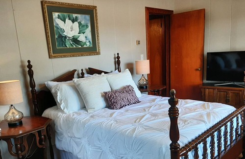 Atmore House | Cozy ranch-style home near downtown Atmore