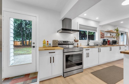 Maple Ridge House | Cozy rancher with a big yard close to the mountains