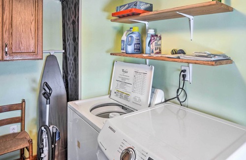 Town of New Baltimore Cottage | Cozy Ravena Cottage Near Dtwn Albany w/ Hot Tub!