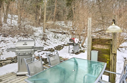 Town of New Baltimore Cottage | Cozy Ravena Cottage Near Dtwn Albany w/ Hot Tub!