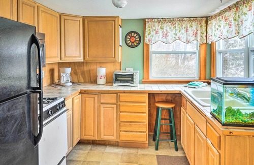 Town of New Baltimore Cottage | Cozy Ravena Cottage Near Dtwn Albany w/ Hot Tub!
