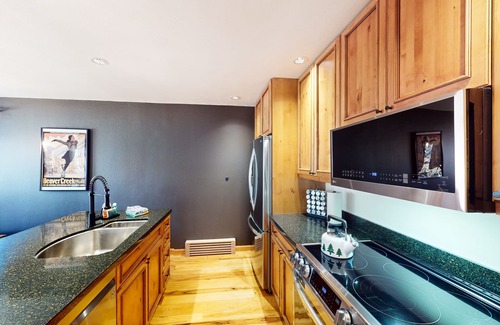 Eagle-Vail Apartment | Cozy, recently remodeled condo with patio, mountain views & W/D - near slopes