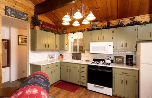 Sugarloaf House | Cozy Red Cabin - Hot Tub, Fenced Yard, Walk to Park