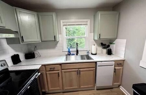 Danville House | Cozy Red Door Cottage - 5 mins from Casino