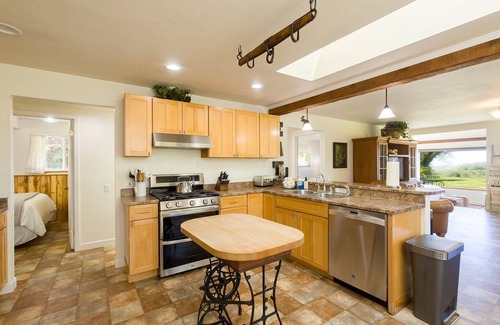 Orick House | Cozy Redwood Escape, Fire pit, Ocean Views and 5-10 minutes from old growth redwood hiking trails.
