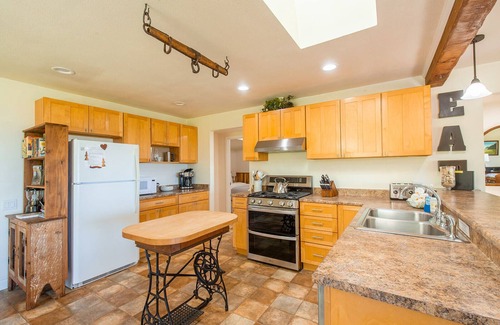 Orick House | Cozy Redwood Escape, Fire pit, Ocean Views and 5-10 minutes from old growth redwood hiking trails.