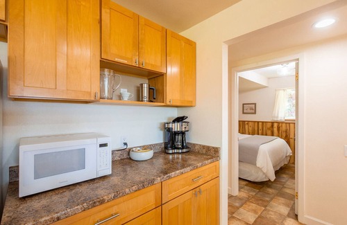 Orick House | Cozy Redwood Escape, Fire pit, Ocean Views and 5-10 minutes from old growth redwood hiking trails.
