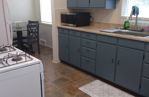 Pipestone Historic District House | Cozy refreshed 2-bedroom bungalow with AC, WiFi in historic Pipestone, MN