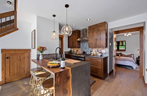 Estes Park Cabin | Cozy & Relaxing – Indoor/Outdoor Fireplace, Jacuzzi and BBQ grill
