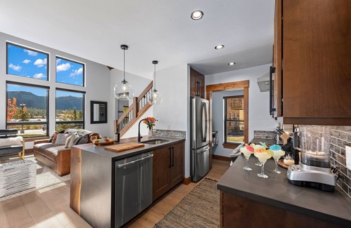 Estes Park Cabin | Cozy & Relaxing – Indoor/Outdoor Fireplace, Jacuzzi and BBQ grill