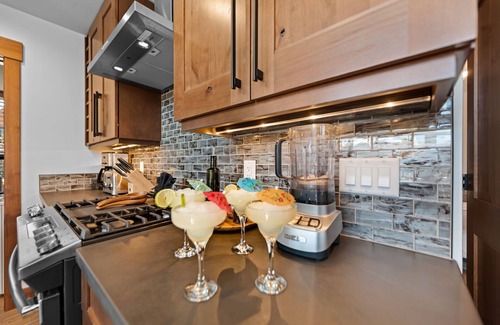 Estes Park Cabin | Cozy & Relaxing – Indoor/Outdoor Fireplace, Jacuzzi and BBQ grill
